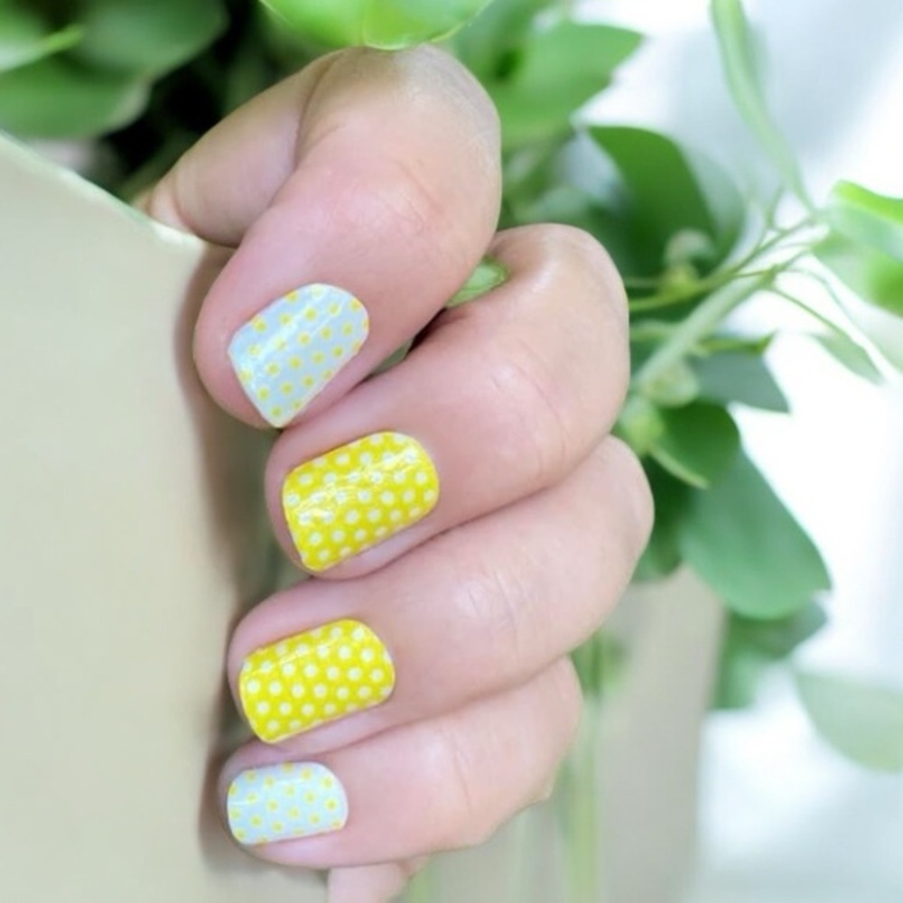 Color Street | Bikinis and Bellinis a limited edition sunny yellow and white set
